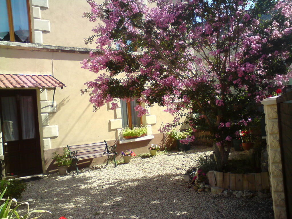 Les Trois Puits Bed and Breakfast Brion-pres-Thouet Buitenkant foto